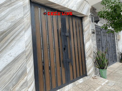 Mẫu cửa cổng 2 cánh ốp gỗ nguyên sinh + bề mặt phủ PVDF/ASA, chống tia UV