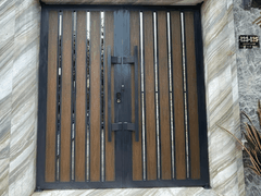 Mẫu cửa cổng 2 cánh ốp gỗ nguyên sinh + bề mặt phủ PVDF/ASA, chống tia UV