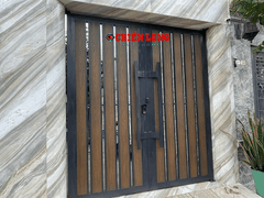 Mẫu cửa cổng 2 cánh ốp gỗ nguyên sinh + bề mặt phủ PVDF/ASA, chống tia UV