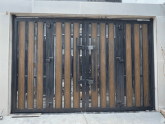 Mẫu cửa cổng 4 cánh xếp ốp nhựa Gỗ nguyên sinh + Bề mặt phủ PVDF/ASA, chống tia UV