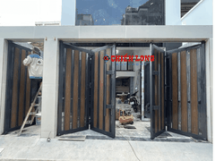 Mẫu cửa cổng 4 cánh xếp ốp nhựa Gỗ nguyên sinh + Bề mặt phủ PVDF/ASA, chống tia UV