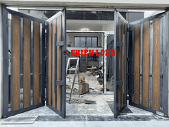 Mẫu cửa cổng 4 cánh xếp ốp nhựa Gỗ nguyên sinh + Bề mặt phủ PVDF/ASA, chống tia UV