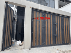 Mẫu cửa cổng 4 cánh xếp ốp nhựa Gỗ nguyên sinh + Bề mặt phủ PVDF/ASA, chống tia UV