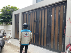 Mẫu cửa cổng 4 cánh xếp ốp nhựa Gỗ nguyên sinh + Bề mặt phủ PVDF/ASA, chống tia UV