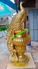 Tượng chim công xi măng