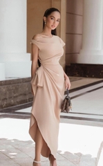 Đầm ôm body kiểu lệch vai nhún eo phối bèo (Nude đậm)