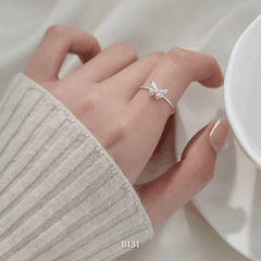 Nhẫn đính đá màu hình bướm B131