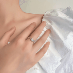Nhẫn đính đá màu hình bướm B131