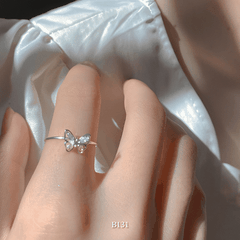 Nhẫn đính đá màu hình bướm B131