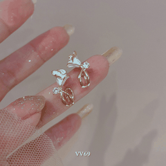 Bông tai hoa cách điệu phối đá thời trang nữ tính Hàn Quốc VV69