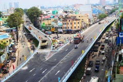 BẤT CHẤP BIỂN CẤM, HÀNG LOẠT XE MÁY VẪN THẢN NHIÊN LÊN CẦU VƯỢT BẤT CHẤP BIỂN CẤM, HÀNG LOẠT XE MÁY VẪN THẢN NHIÊN LÊN CẦU VƯỢT