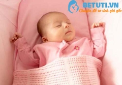 Quy tắc “vàng” mẹ cần TUÂN THỦ khi mặc quần áo đông cho trẻ sơ sinh