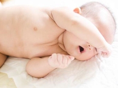 Tại sao trẻ sơ sinh hay vặn mình khi ngủ?