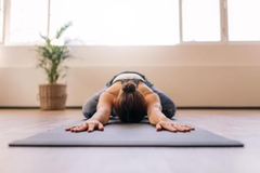 4 tư thế yoga giảm triệu chứng khó chịu thời kỳ mãn kinh