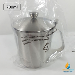 Ca Inox 304 có nắp, dung tích 700ml, vạch chia, có quai, có cỏ rót