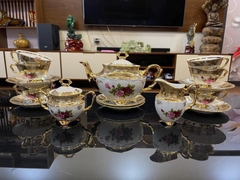 BỘ TRÀ SỨ MẠ VÀNG MEN NGỌC TRAI HỌA TIẾT HOA HỒNG TIỆP KHẮC