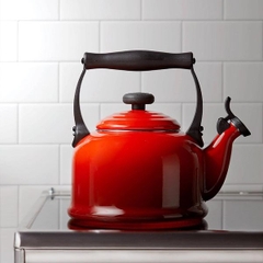 Ấm đun nước thổi sáo Le Creuset Wasserkessel Trandition 2.1 lít Kirsch màu đỏ