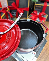 Nồi Gang Staub Round Cocotte Grenadine màu đỏ