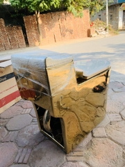 KH1060 - Bồn cầu liền khối sứ nung tráng men nano  vàng cao cấp