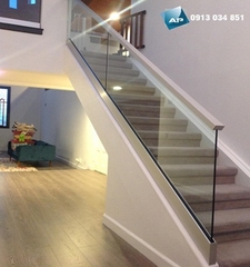 Cầu thang kính có tay vịn
