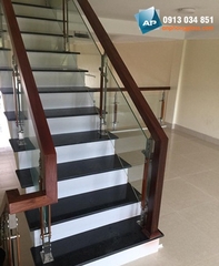 Cầu thang kính tay vịn gỗ