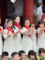 - SET ÁO DÀI BÉ GÁI TRẮNG KÈM KHĂN ĐỎ Em bé