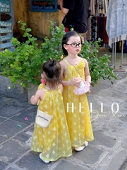 - VÁY YẾM VÀNG IN HOA BÉ GÁI