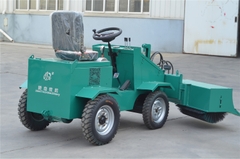 Máy đẩy cỏ vào máng và quét đường giữa chuồng bò