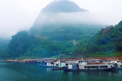 Cho thuê thuyền du lịch tại Thung Nai