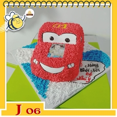 Bánh kem xe ô tô J06 xe ô tô cảnh sát màu đỏ in ảnh bé để ở mui xe