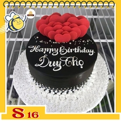 Bánh kem socola S16 phủ toàn bánh cắm tim đỏ ở trên mặt bánh ghi chữ trắng nổi bật