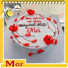 Bánh kem tặng mẹ M07 những đóa hoa nụ hoa màu đỏ vây quanh chiếc bánh sinh nhật đẹp màu trắng