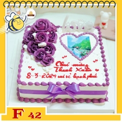 Bánh kem F42 khuôn hình vuông bắt hoa màu tím và in ảnh ngọt ngào