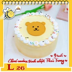 Bánh kem L26 nền vàng nhạt viền kem trắng vẽ mặt con gấu cho bé yêu