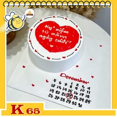 Bánh sinh nhật đơn giản K65 nền trắng vẽ tim đỏ cùng lịch dưới đế cực xinh