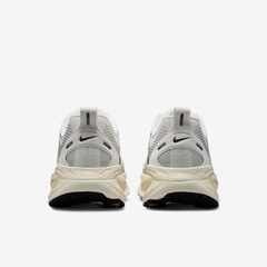 Giày chạy bộ Nike VOMERO 18 Nam HM6803-101