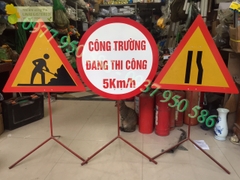 Biển báo công trường đang thi công hình tam giác