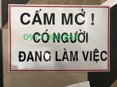 Biển báo: Cấm mở! Có người đang làm việc