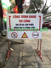 Biển báo công trường đang thi công có chân