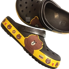 Dép cá sấu Crocs Band gấu Line Friends màu nâu đen