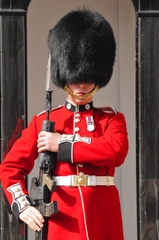 Mũ đội đầu lính gác hoàng gia Anh