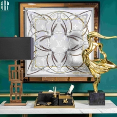 TRANH CANVAS SHINING LOUIS 94X94 CM - KHUNG GỖ VIỀN KÍNH