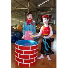 Cô tấm cho bống ăn