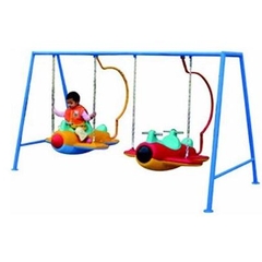 Xích đu 2 máy bay ngồi trên