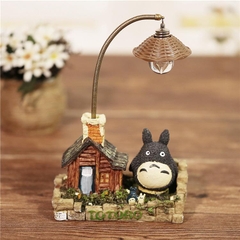 ĐÈN BÀN TOTORO NGỒI CẠNH NGÔI NHÀ