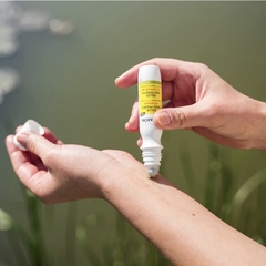 Cây lăn tinh dầu hữu cơ Pranarôm làm dịu vết muỗi cắn cho bé từ 3 tuổi 15ml