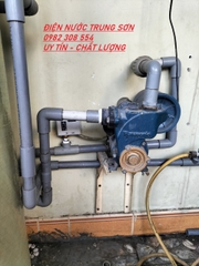 Thợ sửa máy bơm nước