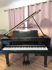 Đàn Piano Yamaha G1E (màu đen bóng Autoplay)