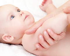 Chạm vào yêu thương: Sự kỳ diệu của massage cho bé sơ sinh