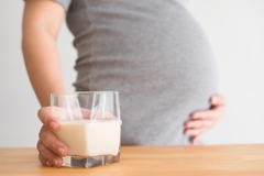 Nên uống sữa bầu vào thời gian nào trong ngày thì tốt nhất?
